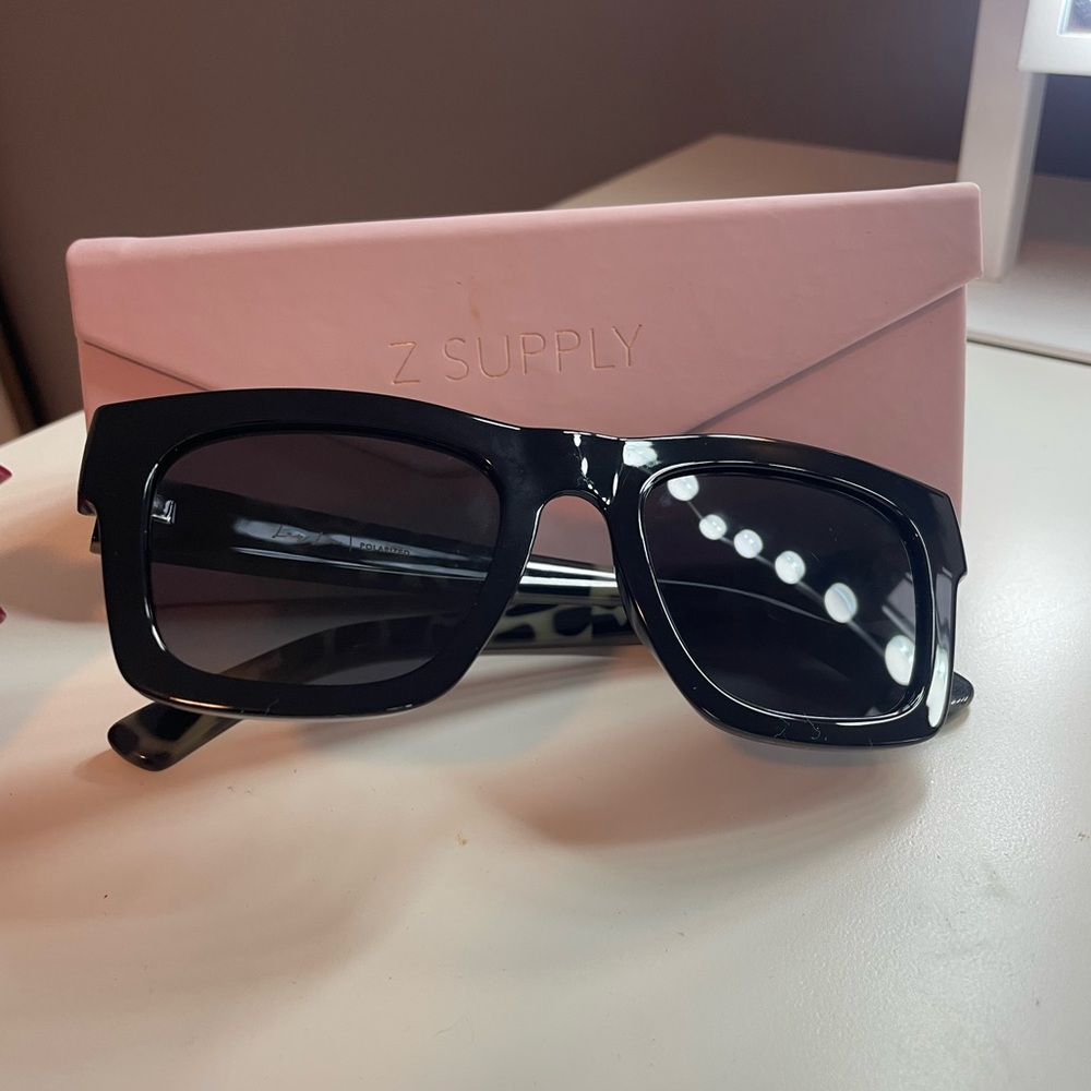 Z SUPPLY Layla Polarized Sunglasses – Black / Leopard Interior